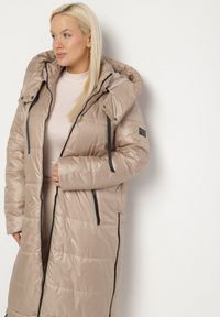 Born2be - Beżowa Przejściowa Kurtka Pikowana z Kapturem i Suwakami po Bokach Fesunela. Okazja: na co dzień. Typ kołnierza: kaptur. Kolekcja: plus size. Kolor: beżowy. Materiał: jeans. Sezon: jesień. Styl: klasyczny, casual #3