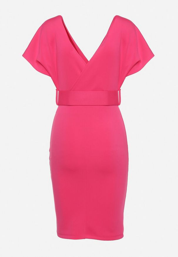 Born2be - Fuksjowa Sukienka z Kopertowym Dekoltem z Materiałowym Paskiem Zdobionym Klamrą Fienara. Okazja: na co dzień. Kolor: różowy. Materiał: materiał. Wzór: aplikacja. Typ sukienki: kopertowe. Styl: casual, klasyczny