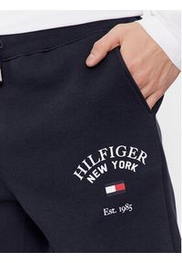TOMMY HILFIGER - Tommy Hilfiger Spodnie dresowe Arched Varsity MW0MW33642 Granatowy Regular Fit. Kolor: niebieski. Materiał: bawełna #6
