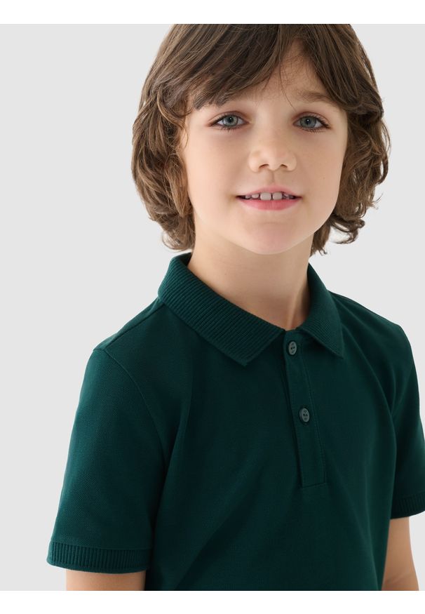 4f - 4F Koszulka polo chłopięca - zielona 158 (12-13 lat). Okazja: na co dzień. Typ kołnierza: polo. Kolor: zielony. Długość: krótkie. Wzór: ze splotem, gładki. Materiał: dzianina, bawełna. Długość rękawa: krótki rękaw. Sezon: lato. Styl: casual, sportowy, klasyczny