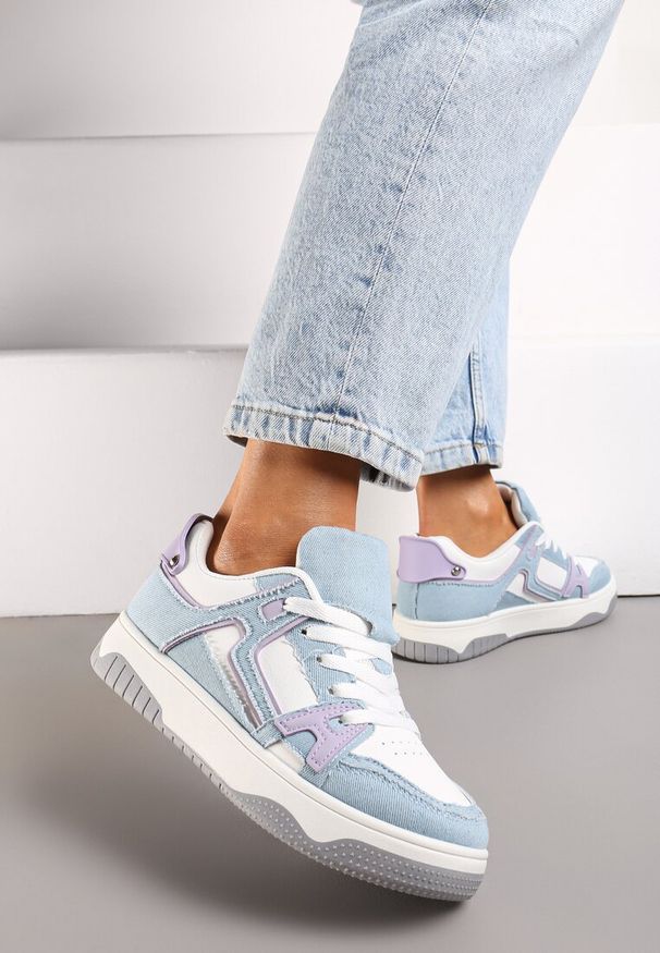 Renee - Niebiesko-Białe Sneakersy Ozdobione Jeansowymi Naszywkami Cliome. Kolor: niebieski. Materiał: jeans. Wzór: aplikacja
