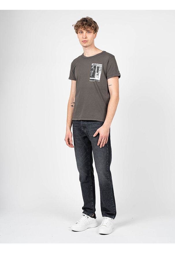 Pepe Jeans T-shirt "Tide" | PM508528 | Tide | Mężczyzna | Czarny. Okazja: na co dzień. Kolor: czarny. Materiał: poliester, bawełna. Wzór: aplikacja, nadruk. Styl: casual