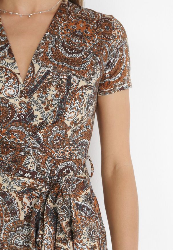 Born2be - Brązowy Kwiecisty Kombinezon z Kopertowym Dekoltem i Materiałowym Paskiem Catarinja. Kolor: brązowy. Materiał: materiał. Styl: boho