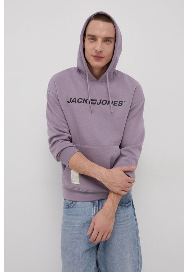 Jack & Jones Bluza męska kolor fioletowy z kapturem z nadrukiem. Okazja: na co dzień. Typ kołnierza: kaptur. Kolor: fioletowy. Wzór: nadruk. Styl: casual