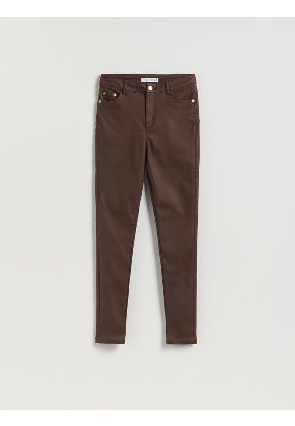 Reserved - Woskowane spodnie slim - ciemnobrązowy. Kolor: brązowy. Materiał: tkanina, wiskoza