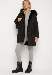 Born2be - Czarna Dwustronna Kurtka Parka Futerko z Kapturem Alorrise. Okazja: na co dzień. Typ kołnierza: kaptur. Kolor: czarny. Materiał: futro. Wzór: gładki. Styl: casual, elegancki #4