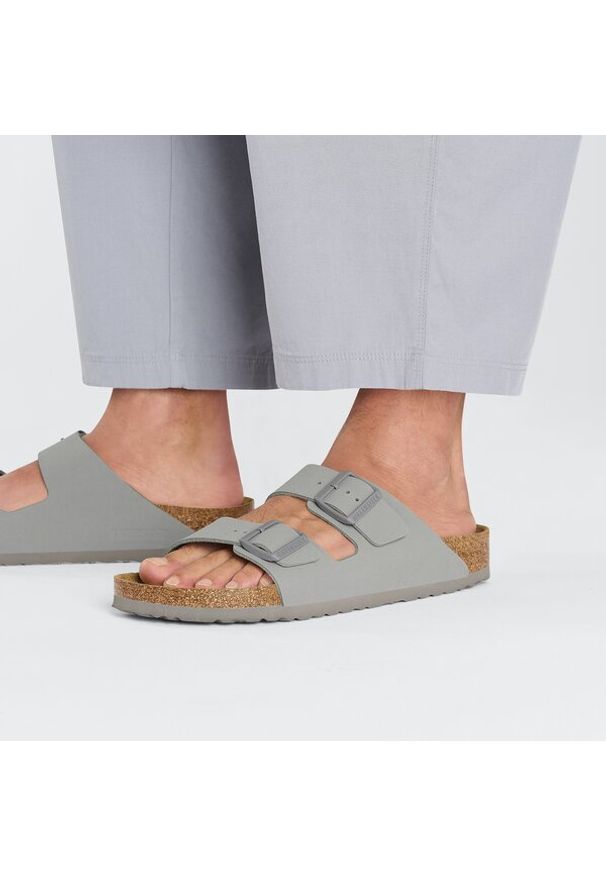 Birkenstock - Klapki damskie BIRKENSTOCK ARIZONA BF STONE COIN. Nosek buta: otwarty. Kolor: szary. Materiał: materiał, syntetyk, welur, polar, zamsz. Wzór: paski. Styl: retro