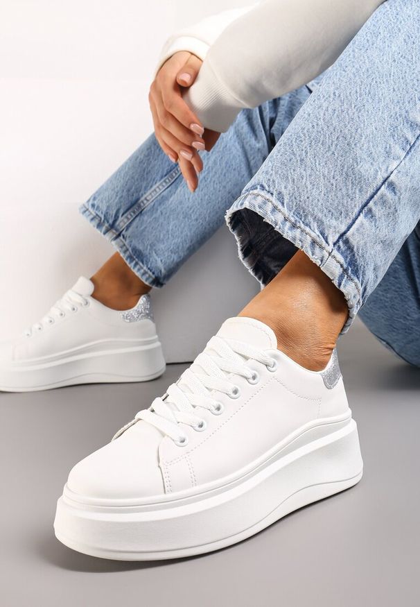 Renee - Biało-Srebrne Sneakersy Ozdobione Brokatem na Platformie Aeliris. Kolor: biały. Materiał: jeans. Wzór: aplikacja. Obcas: na platformie