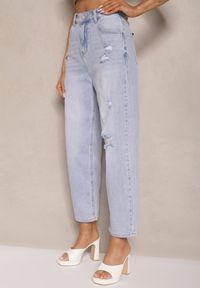 Renee - Jasnoniebieskie Jeansy Boyfriend High Waist Zdobione Przetarciami Neniffia. Okazja: na co dzień. Stan: podwyższony. Kolor: niebieski. Wzór: aplikacja. Styl: casual, elegancki #2