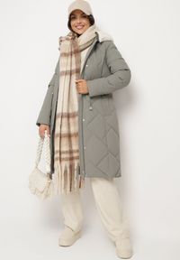 Born2be - Ciemnozielona Pikowana Kurtka z Kapturem i Ozdobnym Kołnierzem Ściągana w Pasie Ellarisa. Typ kołnierza: kaptur. Kolor: zielony. Materiał: wełna, jeans. Styl: elegancki #4