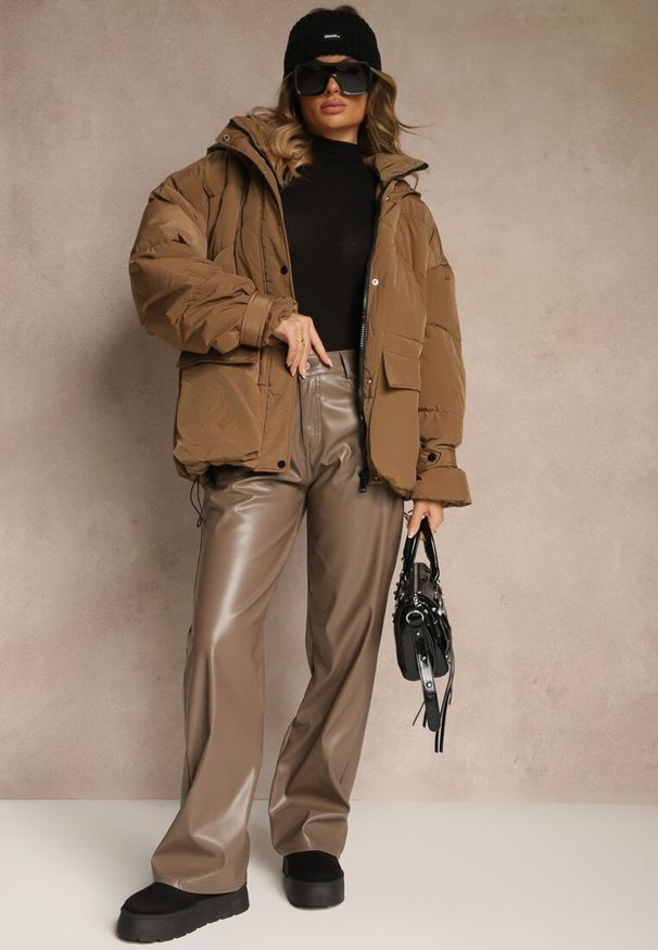 Renee - Brązowa Oversizowa Kurtka z Kapturem i Pikowanymi Przeszyciami Unavella. Okazja: na co dzień. Typ kołnierza: kaptur. Kolor: brązowy. Materiał: jeans. Styl: casual