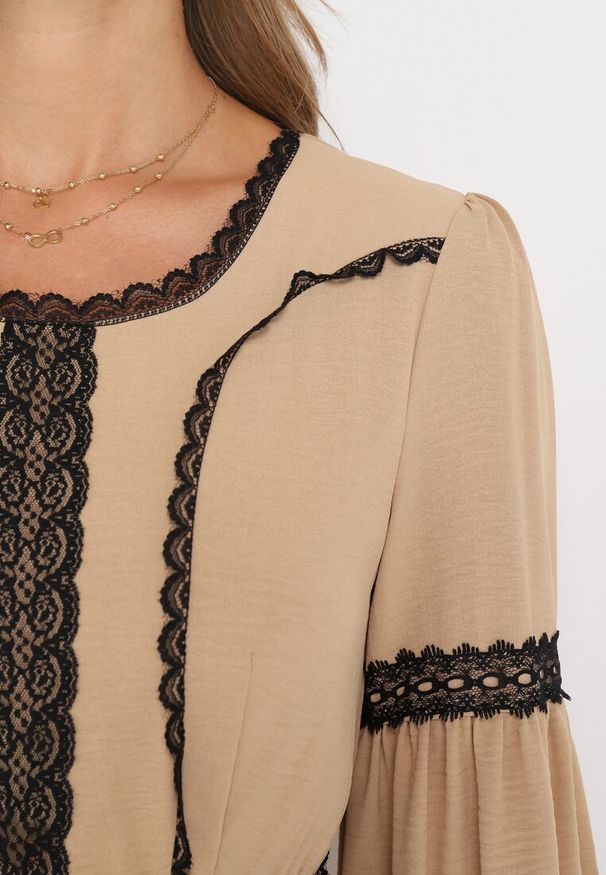 Born2be - Beżowa Rozkloszowana Sukienka Maxi Ozdobiona Koronką z Mankietami Nimaga. Kolor: beżowy. Materiał: koronka. Wzór: aplikacja, koronka. Długość: maxi