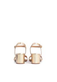 Kazar - Złote sandały na klocku z naturalnej skóry. Okazja: na co dzień. Kolor: złoty. Materiał: skóra. Wzór: gładki. Obcas: na obcasie. Styl: elegancki, casual, klasyczny. Wysokość obcasa: średni #3