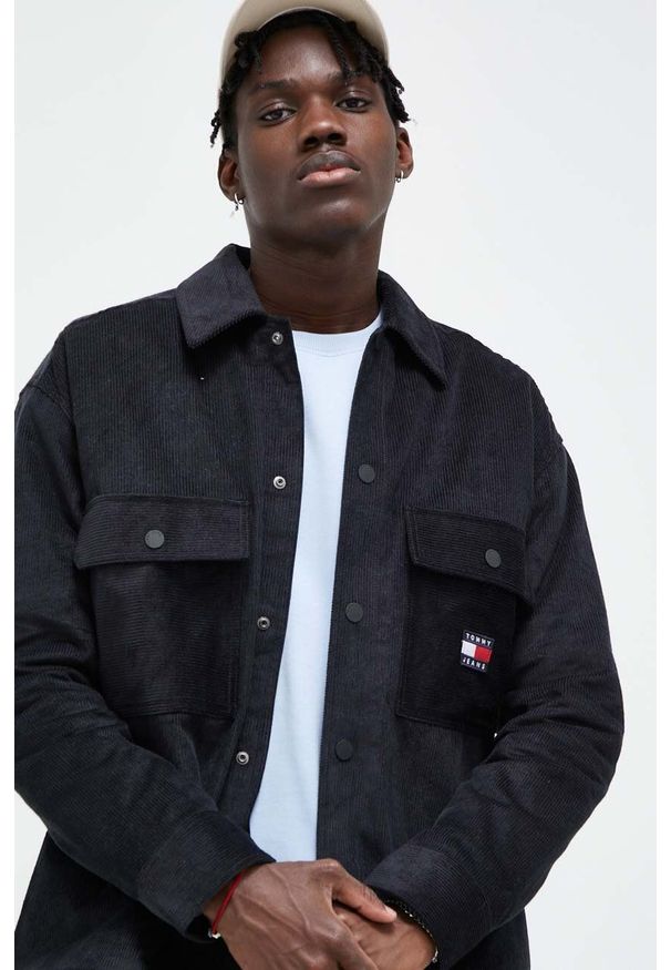 Tommy Jeans kurtka sztruksowa kolor czarny przejściowa oversize. Kolor: czarny. Materiał: sztruks