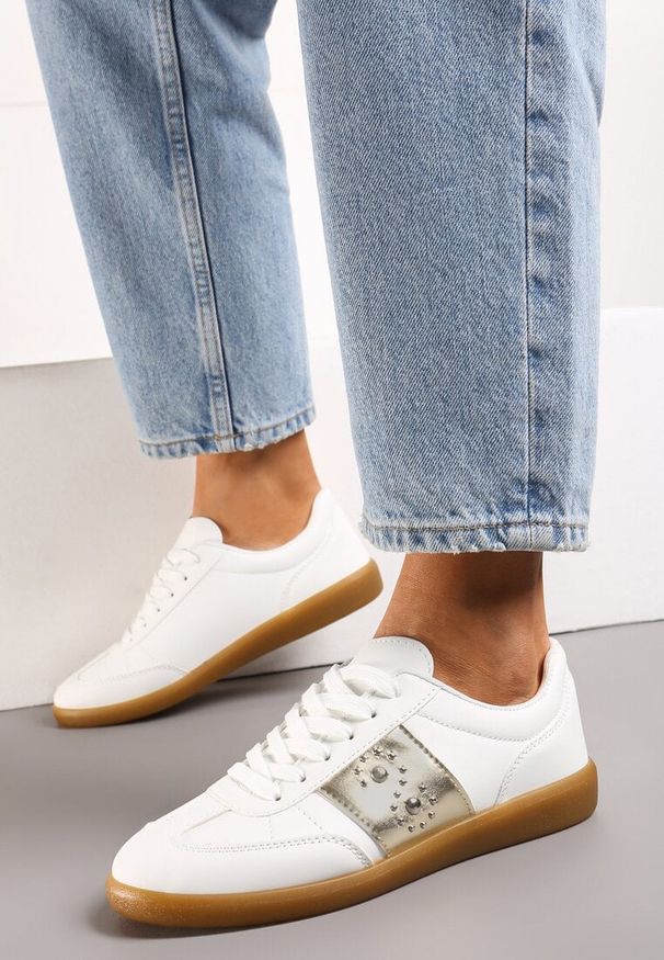 Born2be - Biało-Złote Płaskie Sneakersy Sznurowane z Ozdobnymi Nitmi Blosenti. Okazja: na co dzień. Nosek buta: okrągły. Zapięcie: sznurówki. Kolor: biały. Materiał: materiał. Wzór: aplikacja. Obcas: na obcasie. Wysokość obcasa: niski