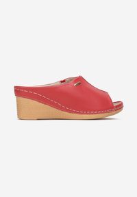 Born2be - Czerwone Klapki Cosmeos. Nosek buta: otwarty. Kolor: czerwony. Materiał: skóra. Wzór: aplikacja. Obcas: na koturnie. Styl: boho #5