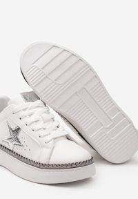 Born2be - Biało-Srebrne Sznurowane Sneakersy na Płaskiej Podeszwie z Aplikacją Cenulla. Nosek buta: okrągły. Zapięcie: sznurówki. Kolor: biały. Wzór: aplikacja. Obcas: na płaskiej podeszwie. Wysokość obcasa: niski #4