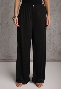 Renee - Czarne Teksturowane Spodnie High Waist Wide Leg z Ozdobnym Guzikiem Aviane. Okazja: na co dzień. Stan: podwyższony. Kolor: czarny. Materiał: tkanina. Długość: krótkie. Styl: casual #3