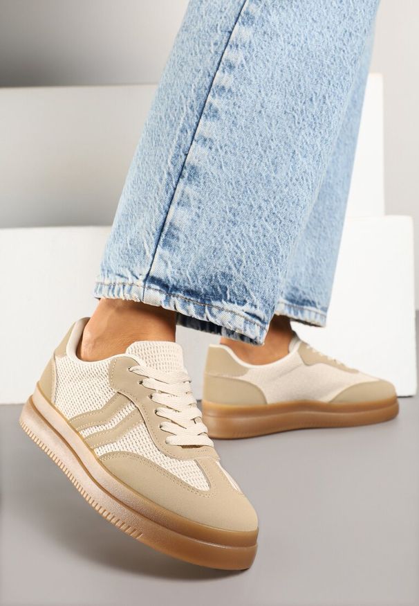 Renee - Ciemnobeżowe Sneakersy Ozdobione Paskami Sadleane. Okazja: na co dzień. Zapięcie: pasek. Kolor: beżowy. Materiał: jeans. Wzór: aplikacja