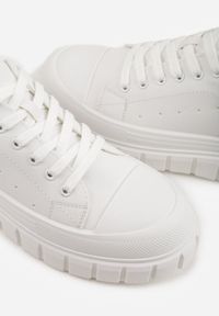Renee - Białe Sneakersy VICES na Platformie w Stylu Chunky z Perforacją Hypsyllis. Okazja: na co dzień. Kolor: biały. Materiał: jeans. Obcas: na platformie #7
