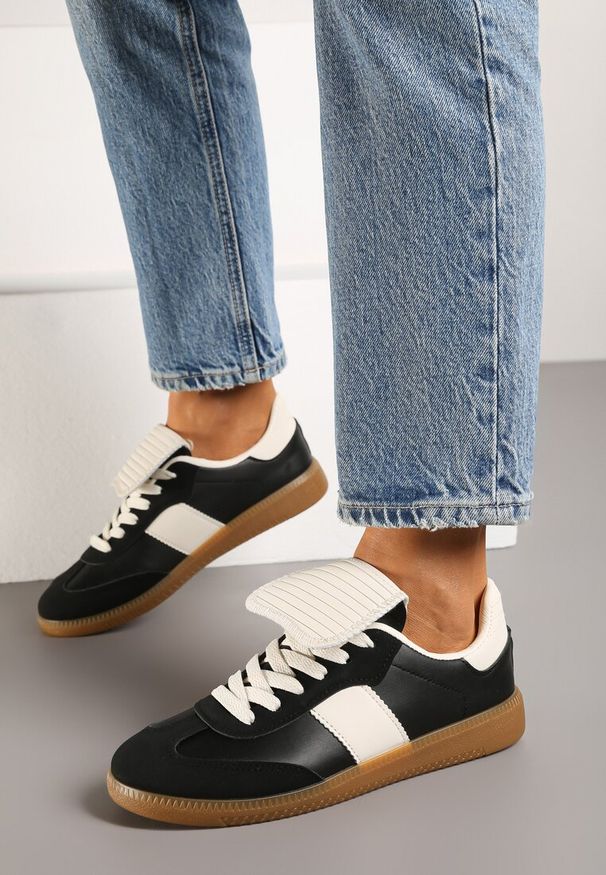 Born2be - Czarne Sneakersy na Płaskiej Podeszwie z Wywiniętym Językiem Felilora. Okazja: na co dzień. Kolor: czarny. Materiał: jeans. Obcas: na płaskiej podeszwie