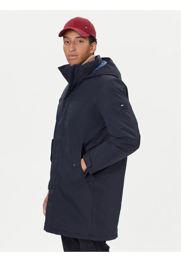 TOMMY HILFIGER - Tommy Hilfiger Płaszcz przejściowy MW0MW41362 Granatowy Regular Fit. Kolor: niebieski. Materiał: syntetyk