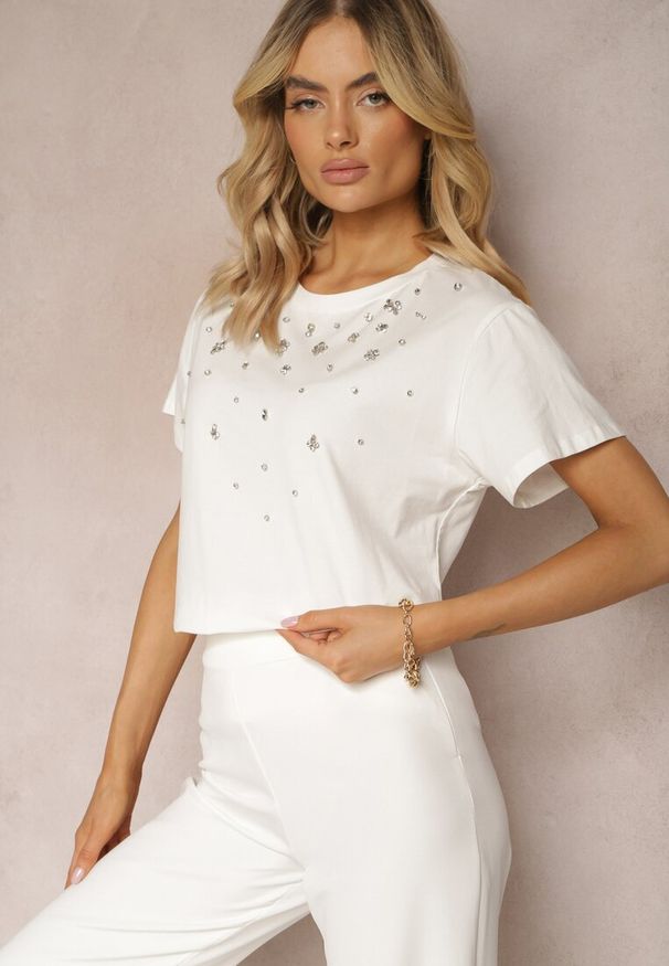 Renee - Biały T-shirt z Bawełny Ozdobiony Cyrkoniami Askadia. Kolor: biały. Materiał: bawełna. Wzór: aplikacja. Styl: glamour