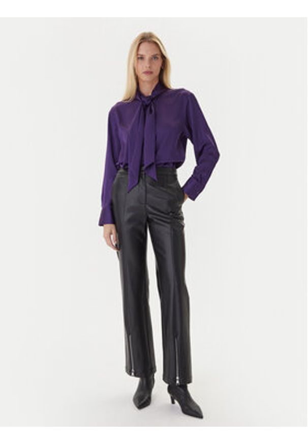 Calvin Klein Bluzka LV044D125G Fioletowy Regular Fit. Kolor: fioletowy. Materiał: syntetyk