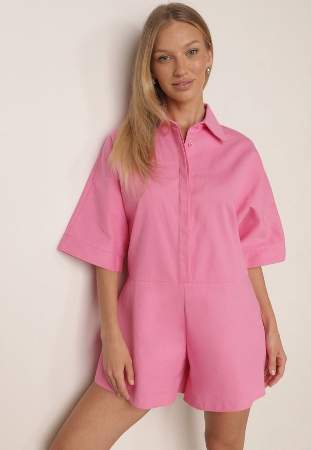 Born2be - Różowy Bawełniany Kombinezon Casual o Kroju Oversize z Krótkimi Nogawkami Astracia. Okazja: na co dzień. Kolor: różowy. Materiał: bawełna. Długość: krótkie. Wzór: gładki. Sezon: lato. Styl: casual