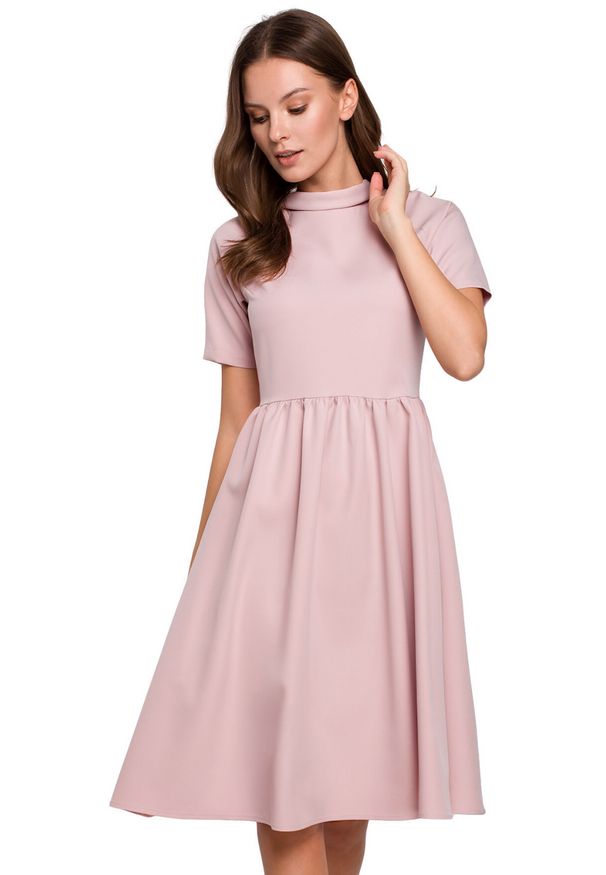 Makover - Elegancka rozkloszowana sukienka z wywiniętą stójką. Okazja: do pracy. Typ kołnierza: kołnierzyk stójkowy. Styl: elegancki