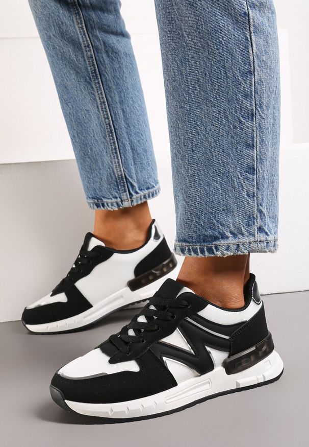 Renee - Czarno-Białe Sneakersy z Klasycznym Sznurowaniem i Wstawkami z Siateczki Veloraa. Nosek buta: okrągły. Kolor: czarny. Materiał: materiał. Obcas: na obcasie. Wysokość obcasa: niski