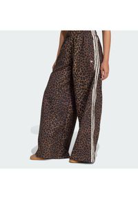 Adidas - adidas Spodnie dresowe Leopard Firebird JW7302 Brązowy Wide Leg. Kolor: brązowy. Materiał: syntetyk #1