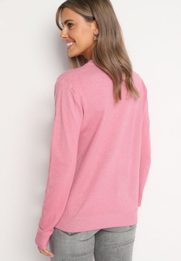 Born2be - Różowy Sweter z Bawełną Ozdobiony Cyrkoniami Irinaelle. Okazja: na co dzień. Kolor: różowy. Materiał: bawełna. Wzór: aplikacja. Styl: elegancki, klasyczny, casual