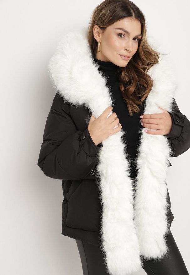 Born2be - Czarna Pikowana Kurtka z Kapturem i Grubym Futrzanym Obszyciem z Możliwością Odpięcia Izarida. Typ kołnierza: kaptur. Kolor: czarny. Materiał: futro. Długość rękawa: długi rękaw. Długość: długie. Styl: elegancki, klasyczny