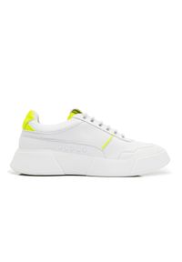 PREMIUM BASICS - Sneakersy z żółtą piętą Fluo. Kolor: biały. Szerokość cholewki: normalna. Wzór: aplikacja #2