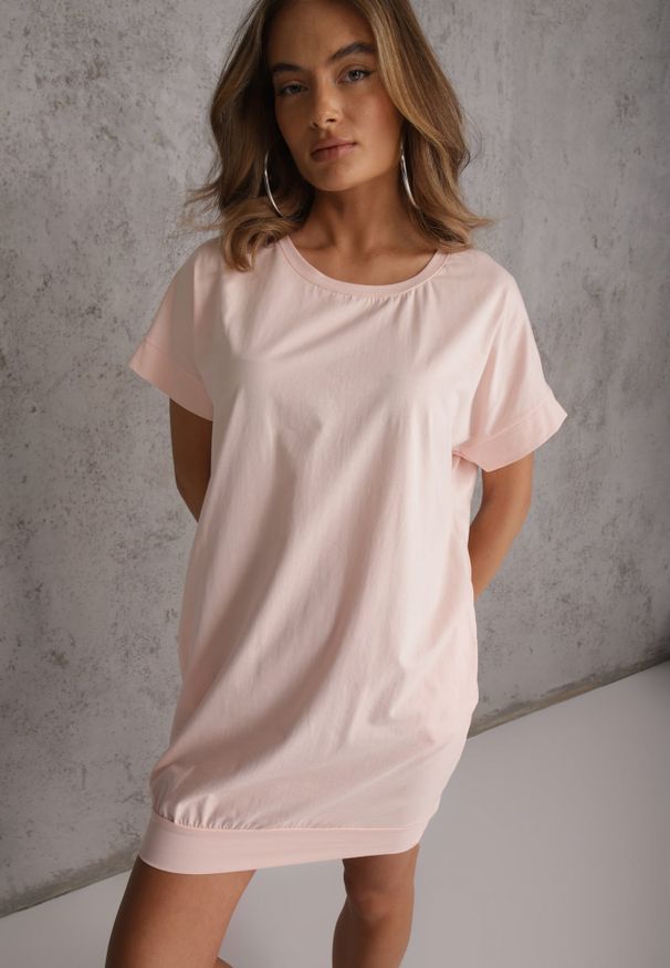 Renee - Jasnoróżowa T-shirtowa Sukienka Pudełkowa z Elastycznej Bawełny Ellensa. Kolor: różowy. Materiał: bawełna. Styl: wakacyjny. Długość: mini