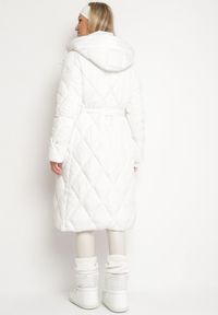 Born2be - Biała Długa Kurtka Płaszcz z Kapturem i Wiązaniem w Pasie Gasaetta. Typ kołnierza: kaptur. Kolor: biały. Materiał: materiał. Długość: długie. Sezon: zima #5
