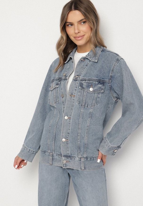 Born2be - Niebieska Kurtka Jeansowa o Klasycznym Kroju Anlarra. Okazja: na co dzień. Kolor: niebieski. Materiał: jeans. Wzór: grochy. Styl: klasyczny