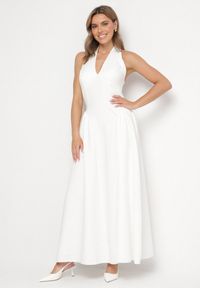 Born2be - Biała Sukienka o Rozkloszowanym Kroju z Wiązanym Dekoltem Halter Senicea. Okazja: na spacer, na co dzień. Typ kołnierza: dekolt halter. Kolor: biały. Typ sukienki: proste. Styl: casual #1