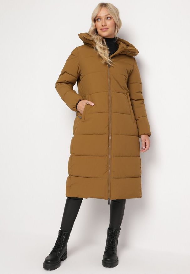 Born2be - Brązowa Pikowana Kurtka Płaszcz z Kapturem i Kieszeniami Gardemia. Typ kołnierza: kaptur. Kolor: brązowy. Sezon: zima, jesień