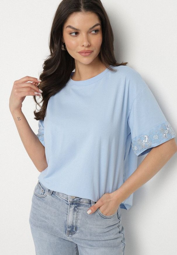 Born2be - Jasnoniebieska Bluzka z Bawełny Ozdobiona Koralikami Olmoi. Okazja: na co dzień. Kolor: niebieski. Materiał: bawełna. Wzór: aplikacja. Styl: casual