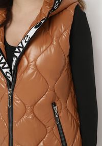 Born2be - Brązowa Pikowana Kamizelka z Kapturem o Dłuższym Fasonie Silvra. Typ kołnierza: kaptur. Kolor: brązowy. Długość: długie #6