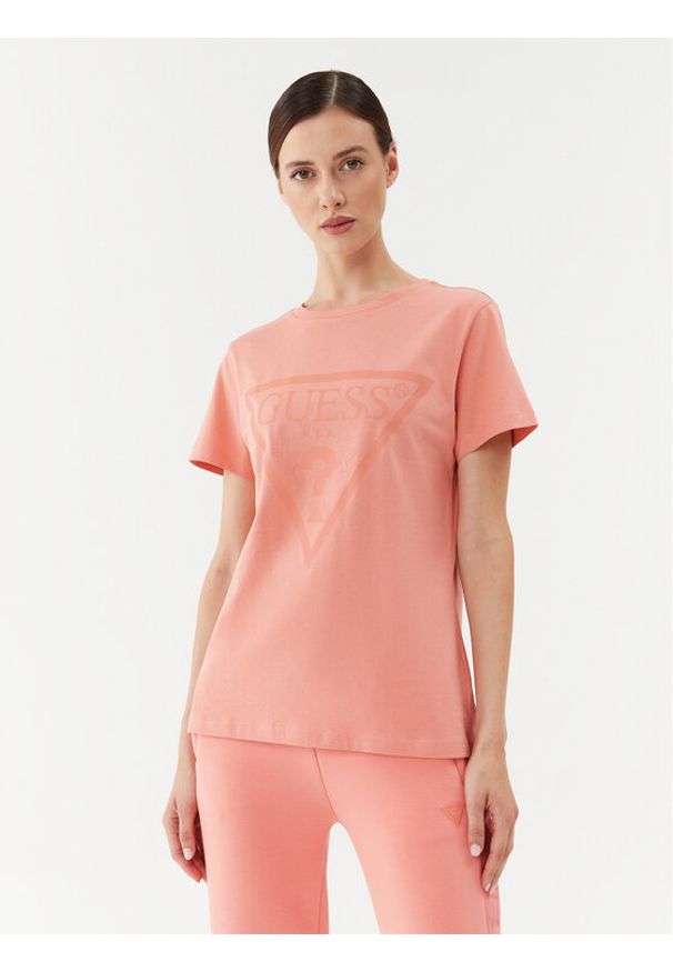 Guess T-Shirt V2YI07 K8HM0 Koralowy Regular Fit. Kolor: różowy, pomarańczowy. Materiał: bawełna