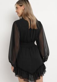 Born2be - Czarna Rozkloszowana Sukienka z Falbanką Harlin. Kolor: czarny. Długość: mini #4