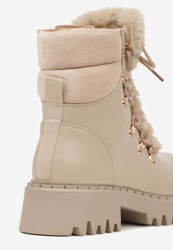 Born2be - Ciemnobeżowe Causualowe Trapery Zdobione Futerkiem na Języku Charnas. Nosek buta: okrągły. Zapięcie: zamek. Kolor: beżowy. Wzór: aplikacja. Materiał: futro. Sezon: zima. Obcas: na obcasie. Styl: klasyczny. Wysokość obcasa: niski