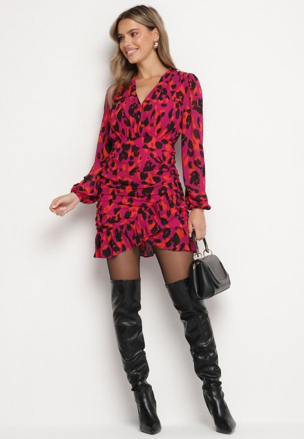 Born2be - Czerwona Panterkowa Kopertowa Sukienka Ozdobiona Marszczeniem i Falbaną Valentica. Okazja: na spacer. Typ kołnierza: dekolt w kształcie V. Kolor: czerwony. Długość rękawa: długi rękaw. Wzór: aplikacja. Sezon: jesień. Typ sukienki: kopertowe. Styl: elegancki, klasyczny