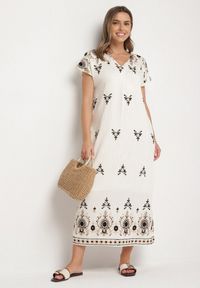 Born2be - Biało-Czarna Wiskozowa Sukienka Pudełkowa z Ornamentnym Wzorem Melosea. Okazja: na co dzień. Kolor: biały. Materiał: wiskoza. Styl: casual, elegancki #1