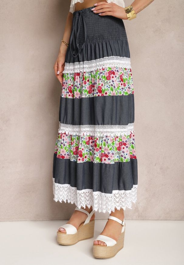 Renee - Granatowo-Biała Bawełniana Spódnica High Waist z Gumką w Talii i Ozdobną Koronką Tesaquin. Stan: podwyższony. Kolor: niebieski. Materiał: bawełna, koronka. Wzór: koronka. Sezon: lato