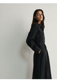Reserved - Koszulowa sukienka z lyocellem - czarny. Kolor: czarny. Materiał: tkanina. Wzór: gładki. Typ sukienki: koszulowe #1
