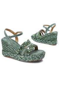 Zielone Sandały Alma En Pena Stylowe Buty Na Koturnie. Okazja: na co dzień. Zapięcie: sprzączka, klamry. Kolor: zielony. Materiał: skóra, koronka, zamsz. Szerokość cholewki: normalna. Wzór: aplikacja. Sezon: lato. Obcas: na koturnie. Styl: elegancki #2